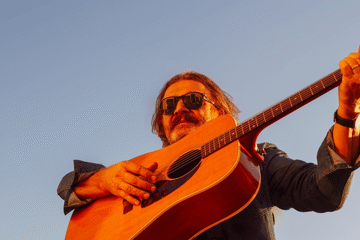 Dom Mariani plays live at Le Vivant