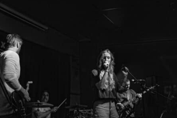 Summer Healey live - Six String @ the SawMil