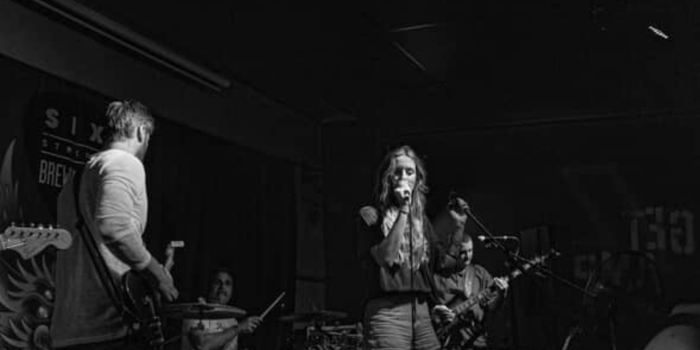 Summer Healey live - Six String @ the SawMil