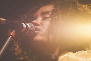 Grace Barbé plays Le Viv