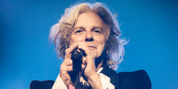 Steve Hogarth (seated show)