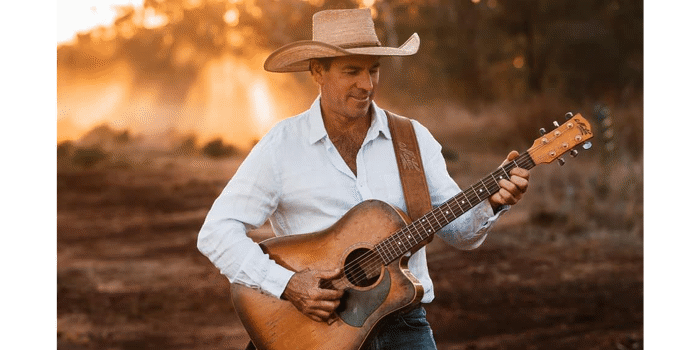 Tom Curtain in Concert