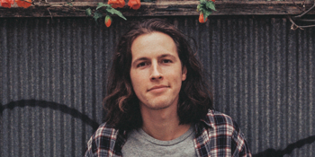 Riley Pearce plays Mojo's Bar