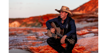 Tom Curtain in Concert