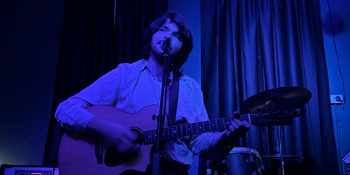 **FREE ENTRY** Thom Johnston (Front Bar)