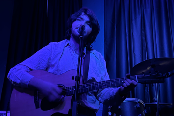 **FREE ENTRY** Thom Johnston (Front Bar)